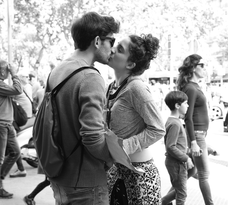 kiss in street barcelona